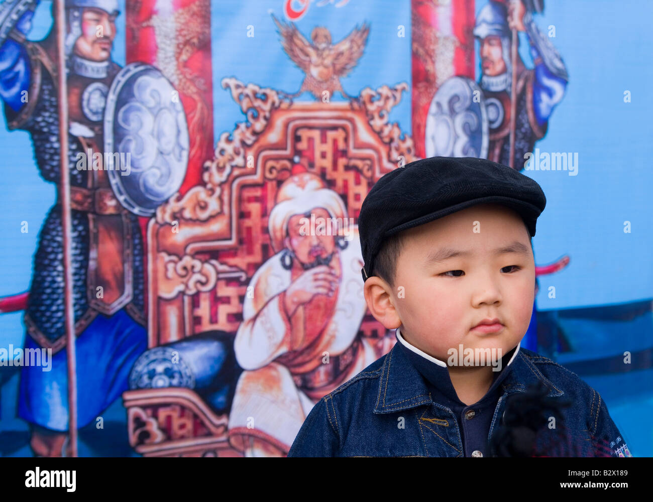 Kleiner Junge posiert in einer Fotokabine Dschingis Khan während das Naadam-Fest Stockfoto