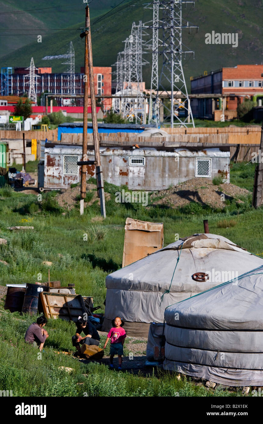Arme Familien neu angekommen in Ulaanbaatar Tonhöhe ihrer Gers - fühlte sich Nomadenzelten - im Schatten der die Industriegebiete Stockfoto