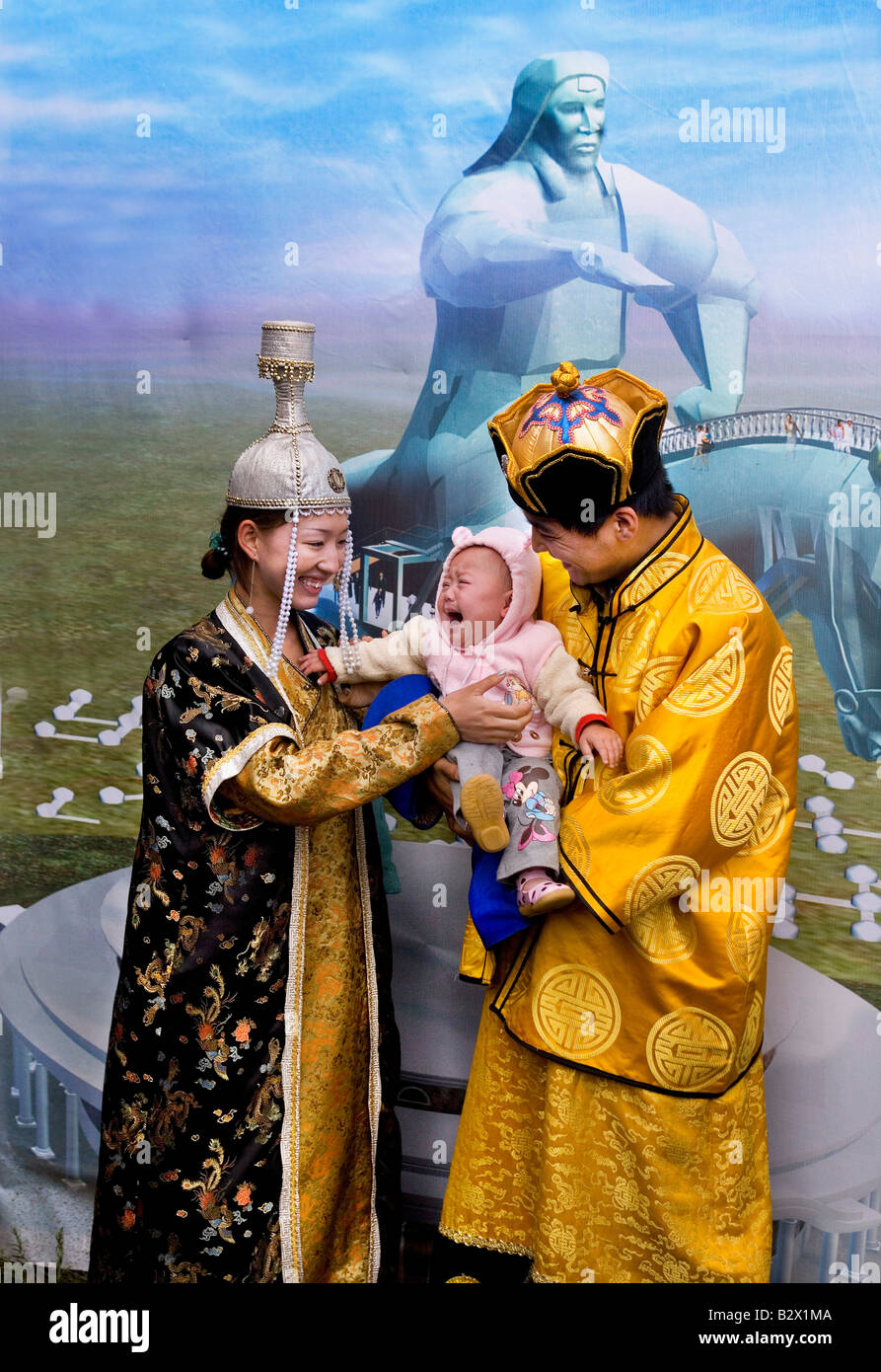 Woche das Naadam-Fest feiert das 800. Jubiläum oder der mongolischen Staat Dschingis Khan Photobooth Teilnehmer Kleid Stockfoto