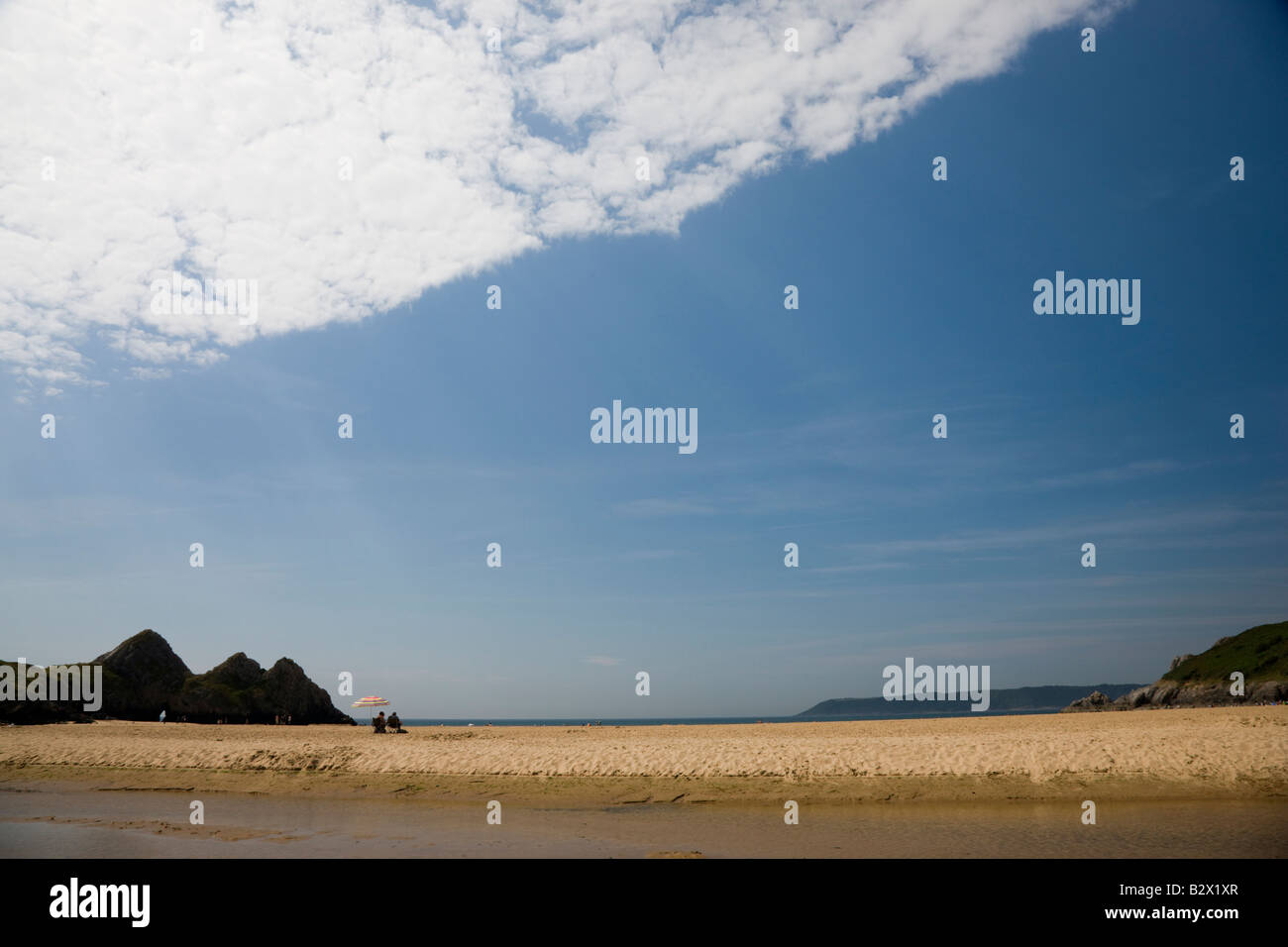 Entspannung am Strand von Threecliffs Bay Gower Stockfoto