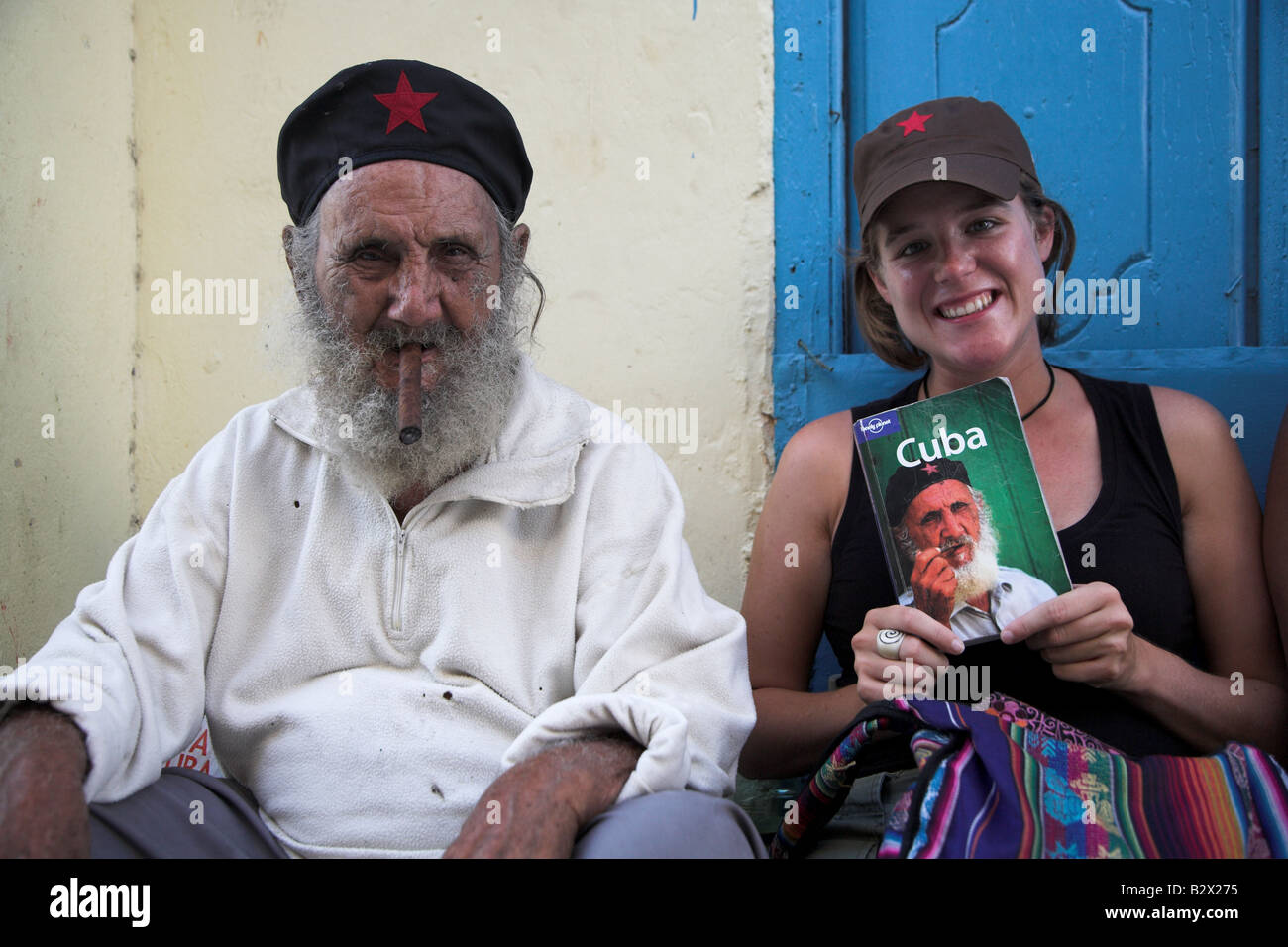 Der lokalen Mann, auf der Titelseite ein Lonely Planet Kuba posiert für ein Foto mit einem Touristen in Havanna auf Kuba erschien. Stockfoto