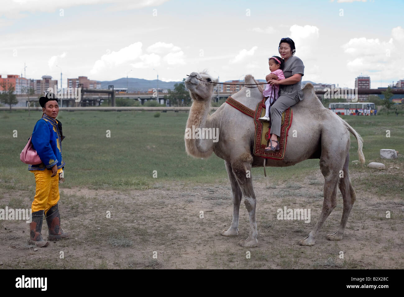 Kamel reiten vor dem Hintergrund von urban Decay in der Stadt Ulaanbaatar Stockfoto