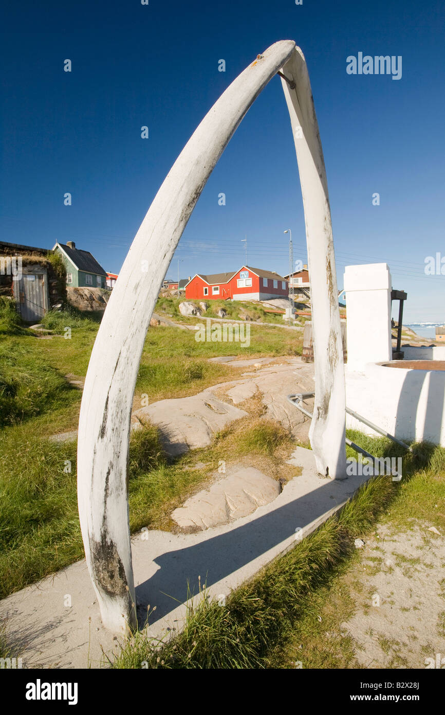 Ein Walknochen Bogen und alte Bottiche für die Darstellung von unten Walspeck in Ilulissat auf Grönland Stockfoto