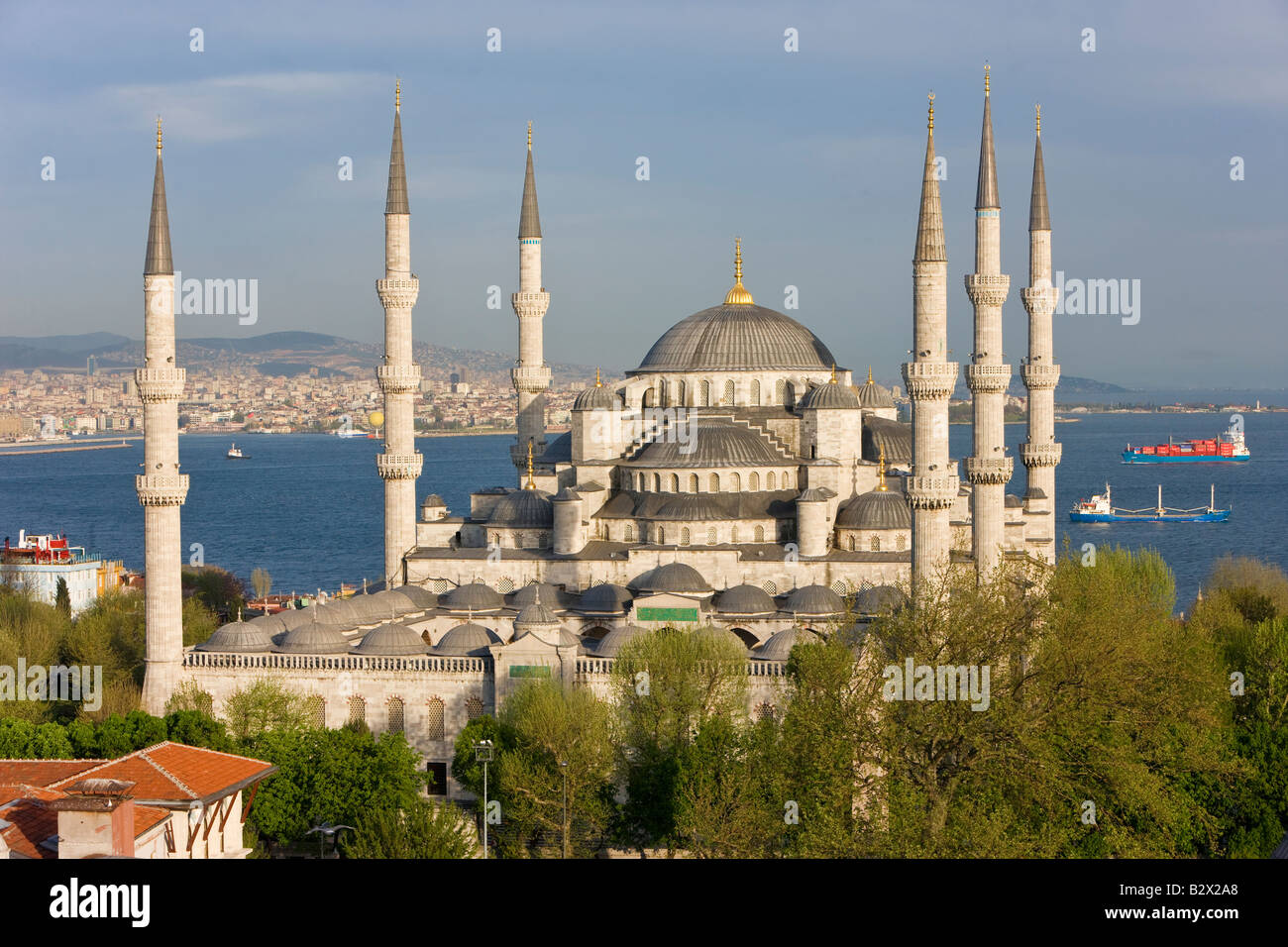 Erhöhten Blick auf die blaue Moschee in Sultanahmet, mit Blick auf den Bosporus, Istanbul, Türkei Stockfoto