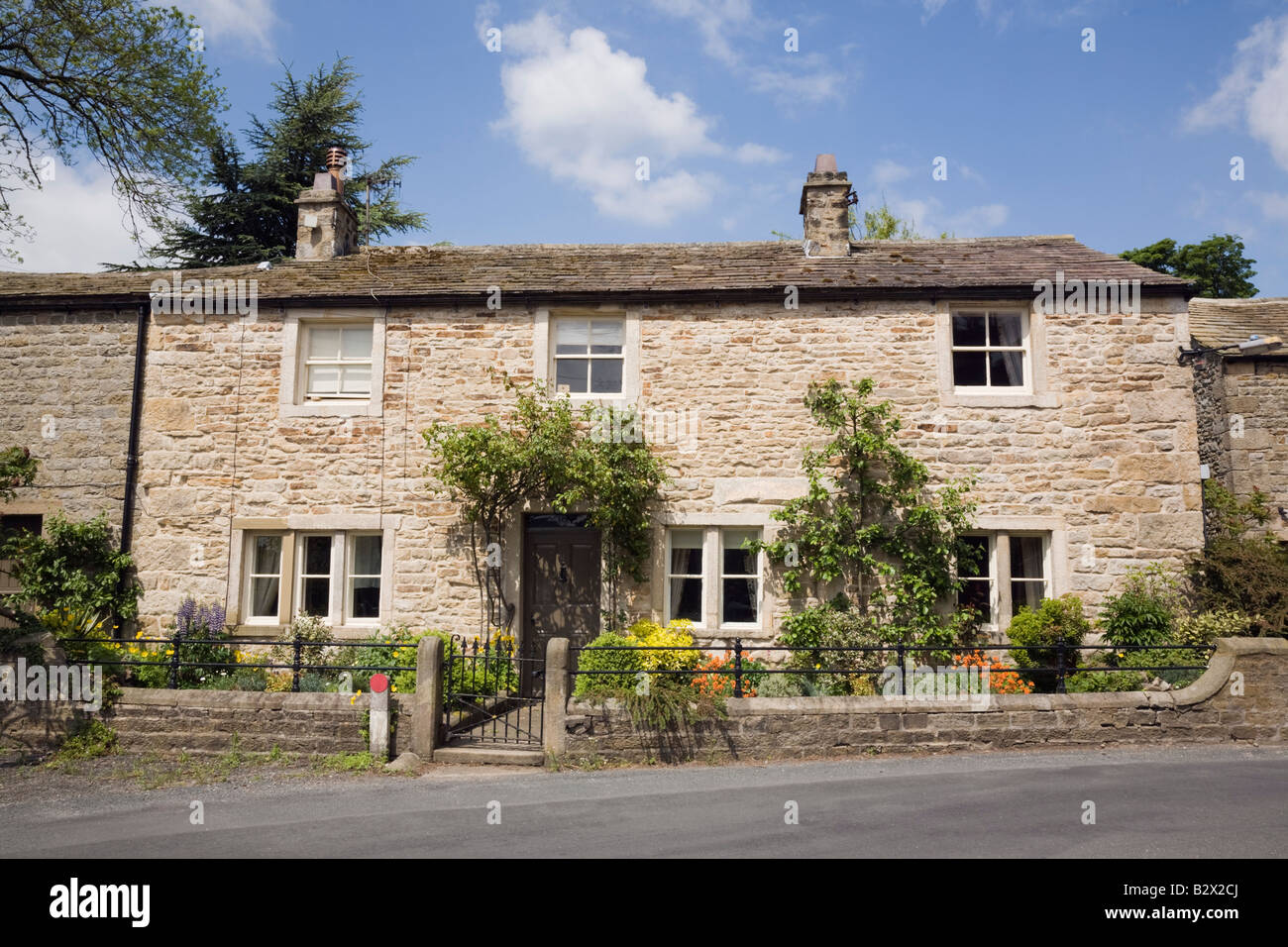 Traditionellen alten Steinhaus Hausfassade im Dorf in Yorkshire Dales National Park. Burnsall Wharfedale North Yorkshire England UK Stockfoto