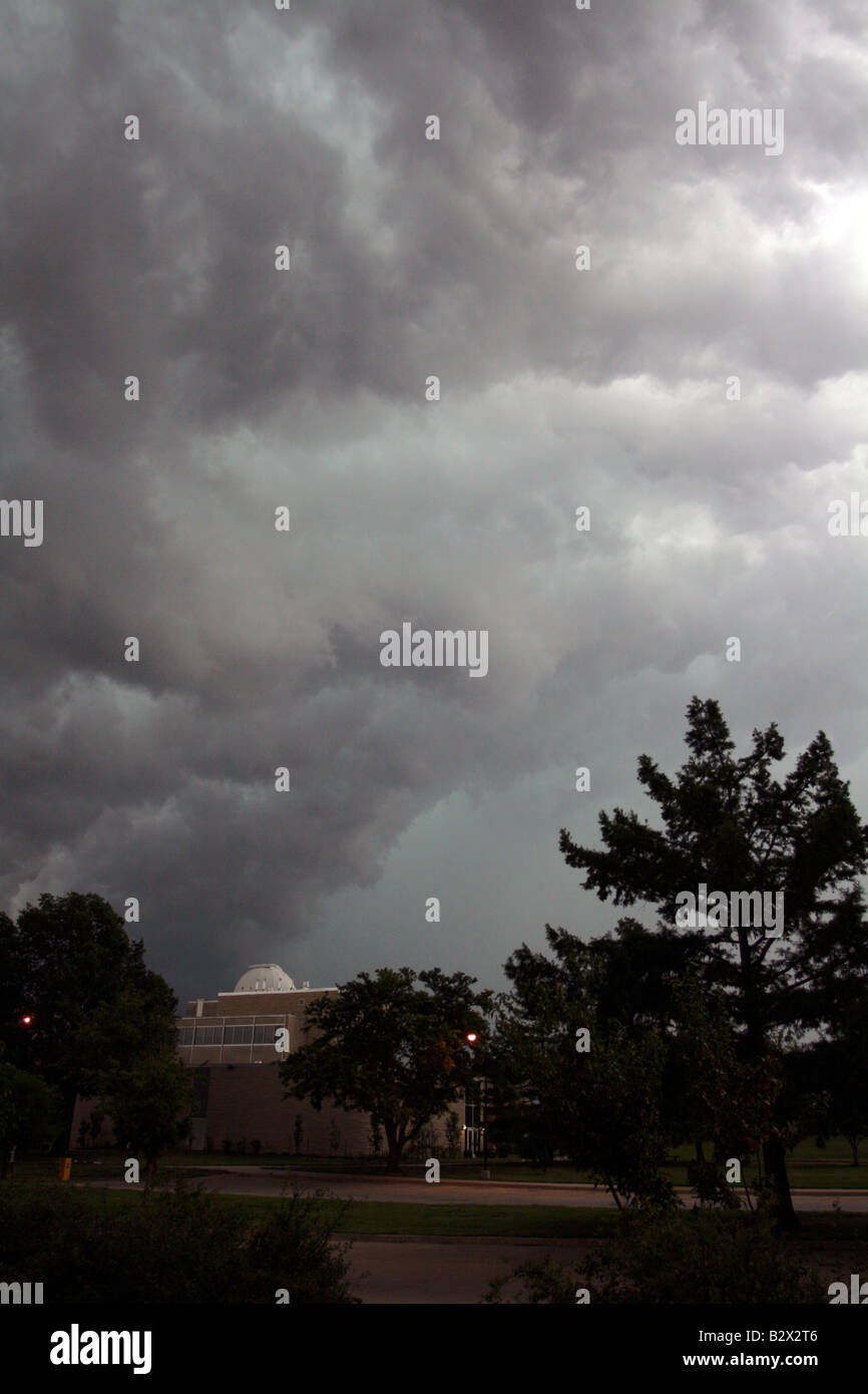 Eine Unwetterfront übergeht Topeka KS Washburn Universitätsgebäude im Vordergrund Stockfoto