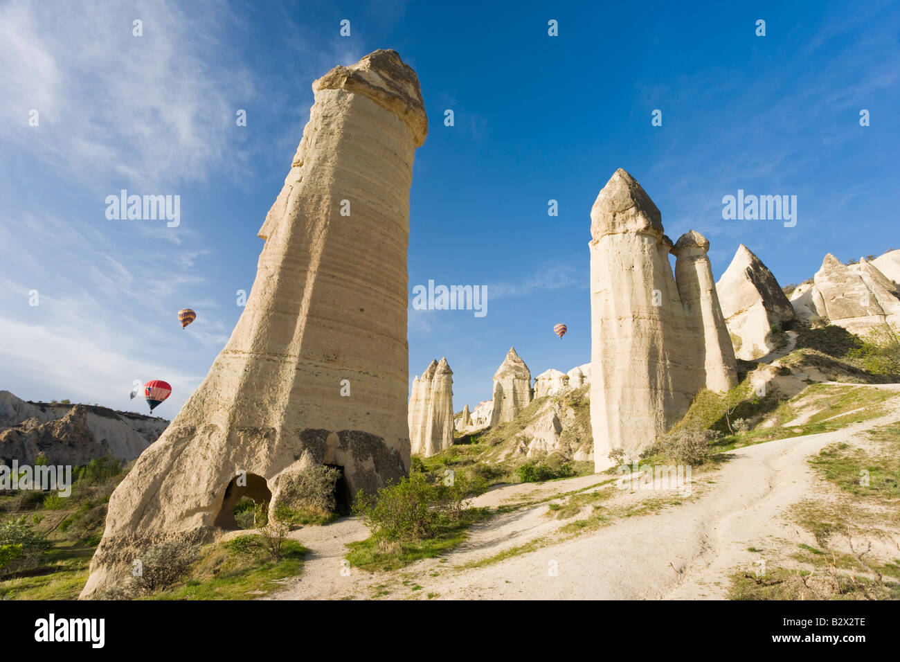 Heißluftballons über die phallischen Säulen bekannt als Feenkamine im Tal bekannt als Liebe Tal in der Nähe von Göreme, Cappadocia Stockfoto