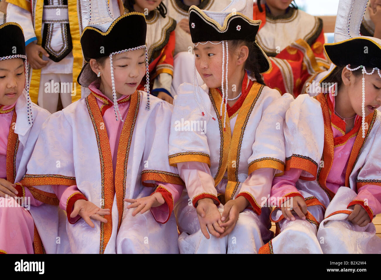 Kind-Sänger tragen mongolischen Tracht, die darauf warten, für die Öffnung der nationalen Festival durchführen Stockfoto