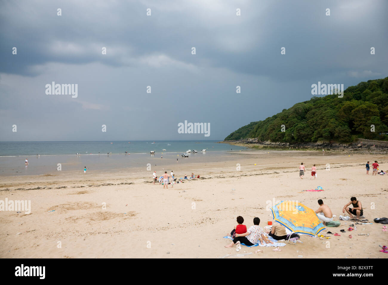 Schwarze Gewitterwolken nähert sich der Strand von Oxwich Bay Stockfoto