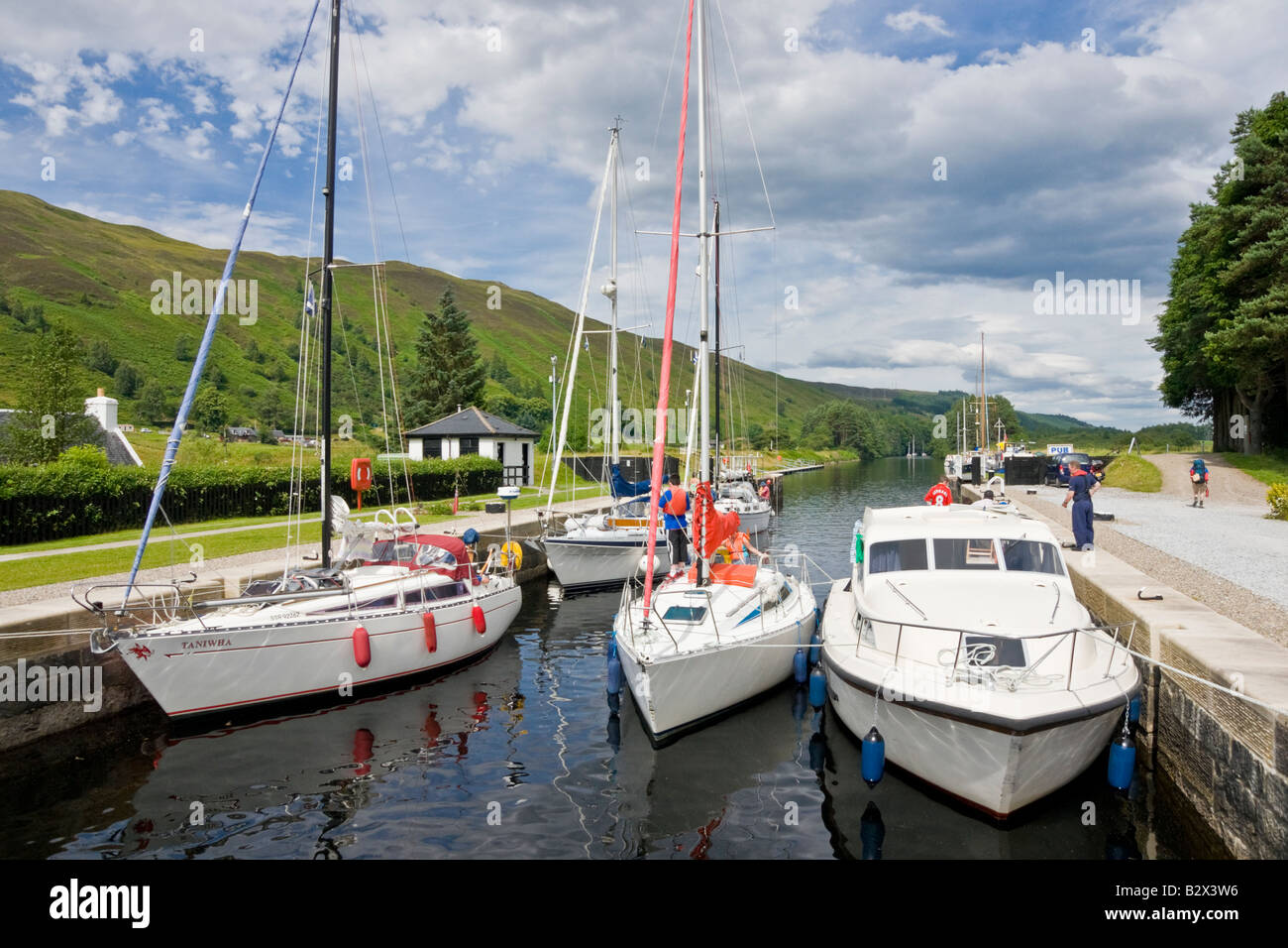 Segel- und Motorboote in den Prozess der Liegeplatz in Loch Lochy Laggan Locks auf dem kaledonischen Kanal in Schottland Stockfoto