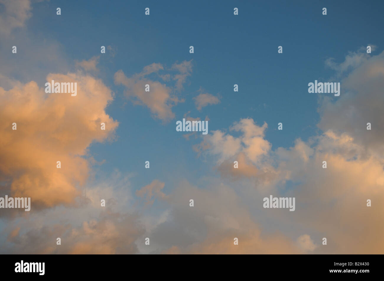Beleuchtet von der untergehenden Sonne vor einem tiefblauen Himmel Wolken Stockfoto