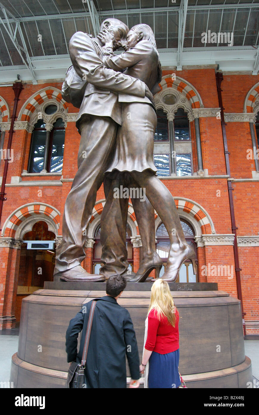 The Meeting Place Skulptur, St. Pancras International Station, Euston Road, London Borough of Camden, Greater London, England, Vereinigtes Königreich Stockfoto