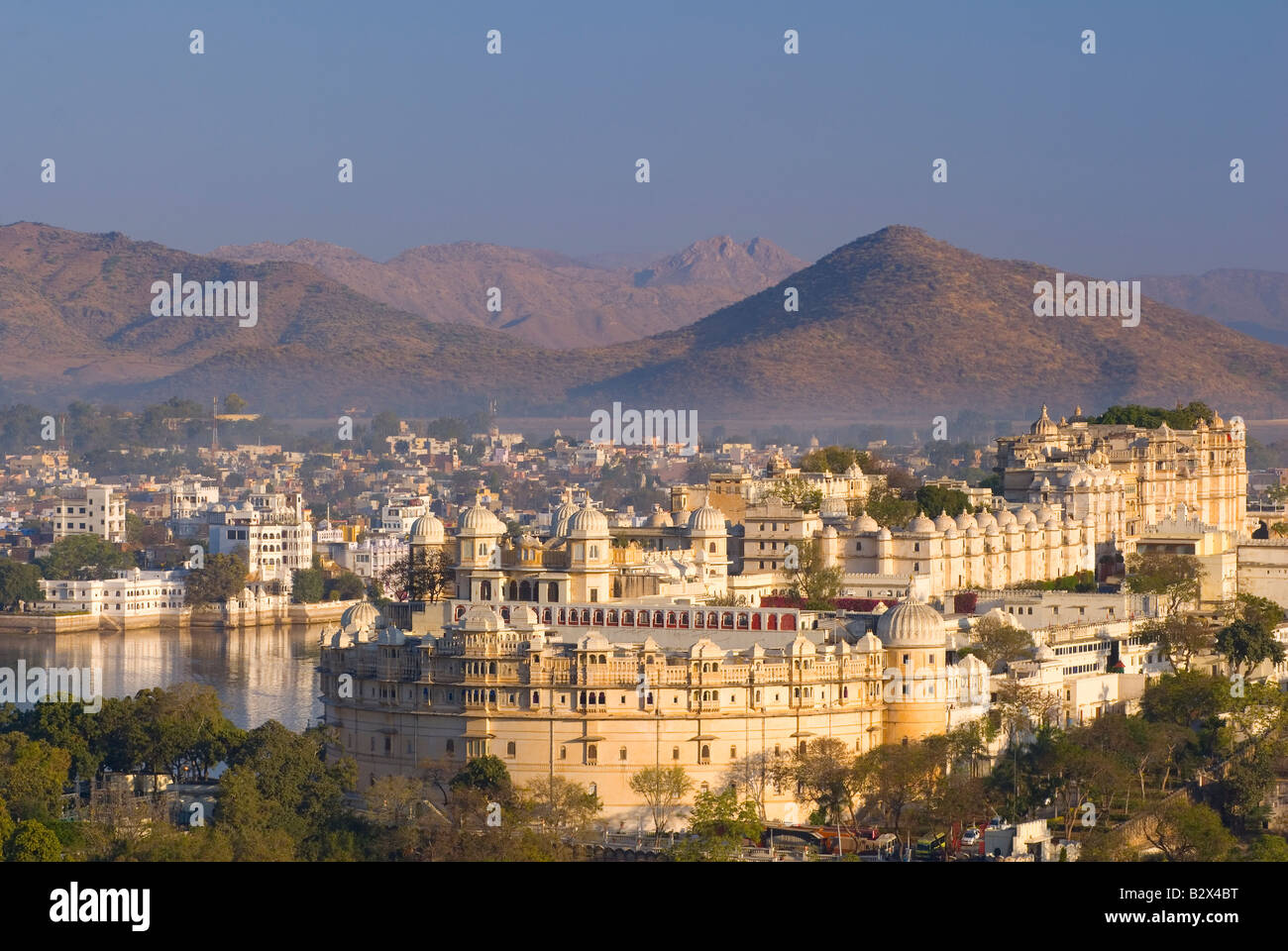 Udaipur Stadtschloss im Morgengrauen, Rajasthan, Indien, Subkontinent, Asien Stockfoto