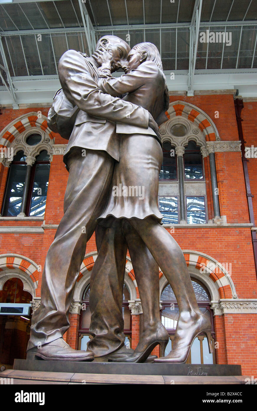 Der Treffpunkt Skulptur, Hl.Pankratius internationalen Stationen Euston Road, Camden Borough, London, England, Vereinigtes Königreich Stockfoto