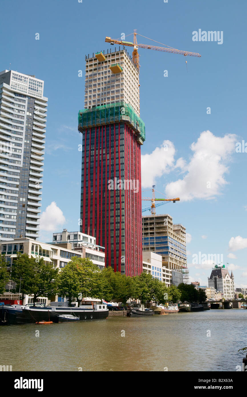 Wolkenkratzer im Bau neben Kanal, zentrale Rotterdam Stockfoto