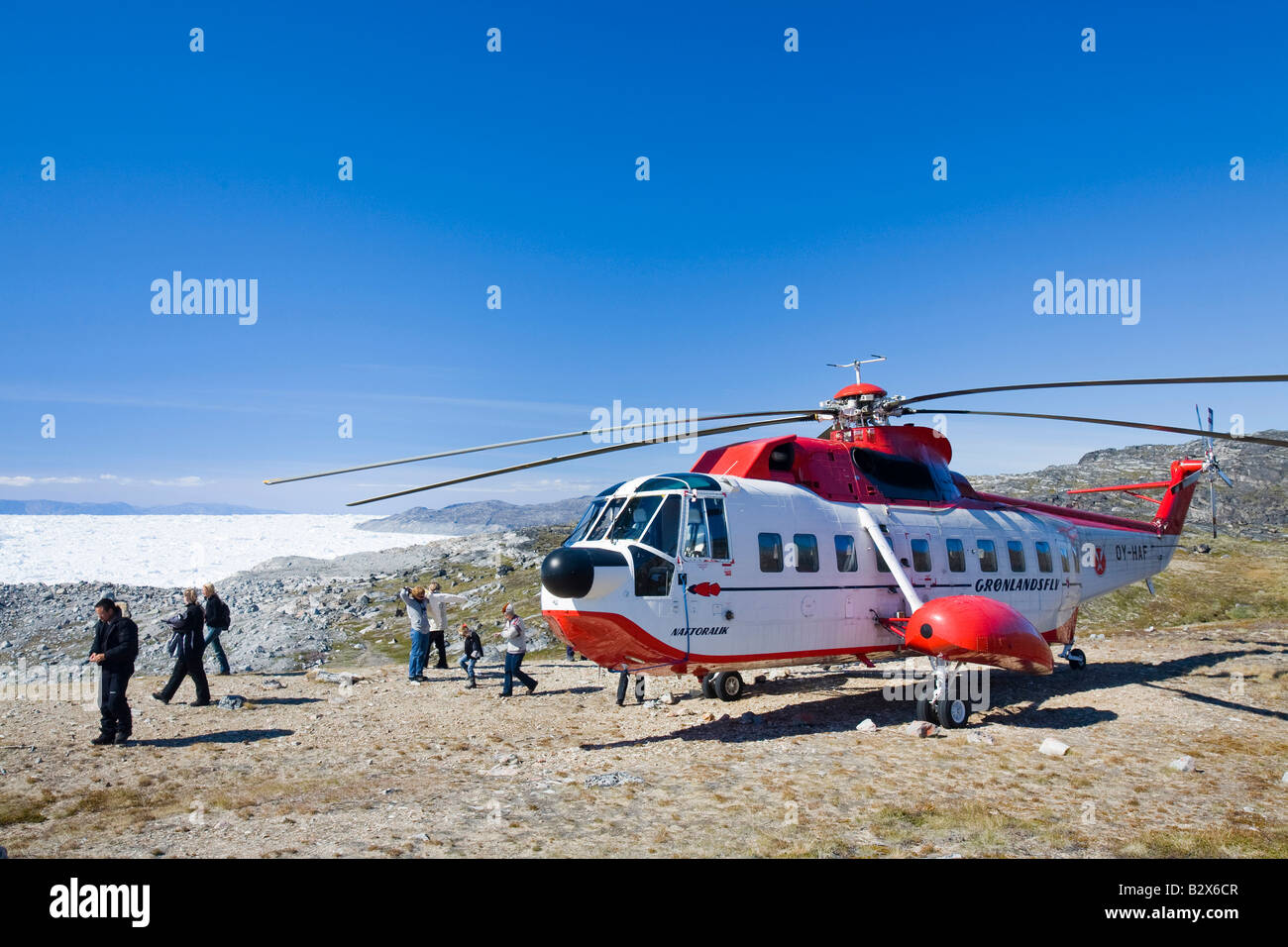 Touristen mit einem Luft-Grönland-Sikorsky Hubschrauber, zu die Sie sich die Jacobshavn Icefjord fliegt Stockfoto