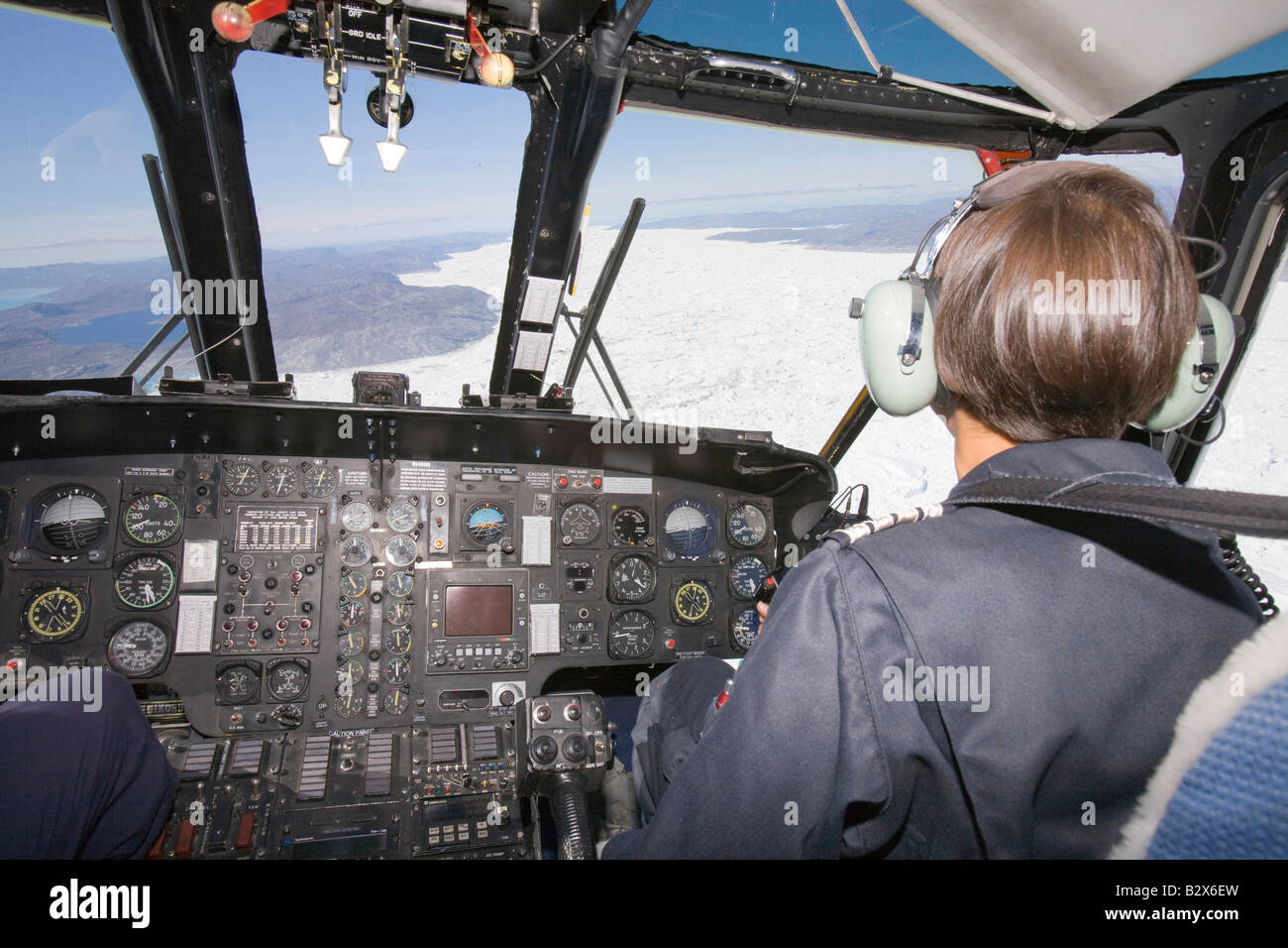 Ein Air Greenland Sikorsky-Hubschrauber fliegen über die Jacobshavn Icefjord in der Nähe von Ilulissat auf Grönland Stockfoto