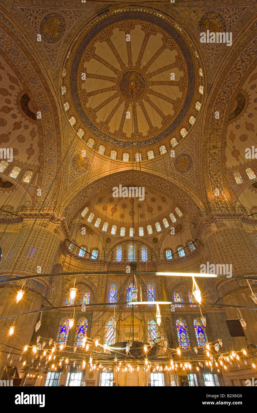 Innenansicht der blauen Moschee in Sultanahmet mit Blick auf den Bosporus in Istanbul Türkei Stockfoto