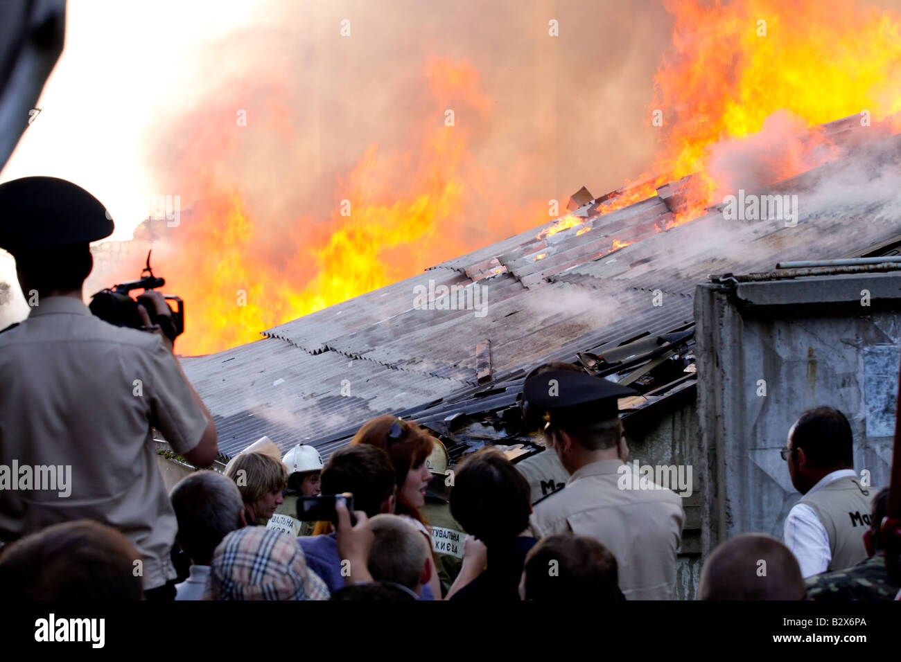 Eine Menge, die ein Feuer beobachtet Stockfoto