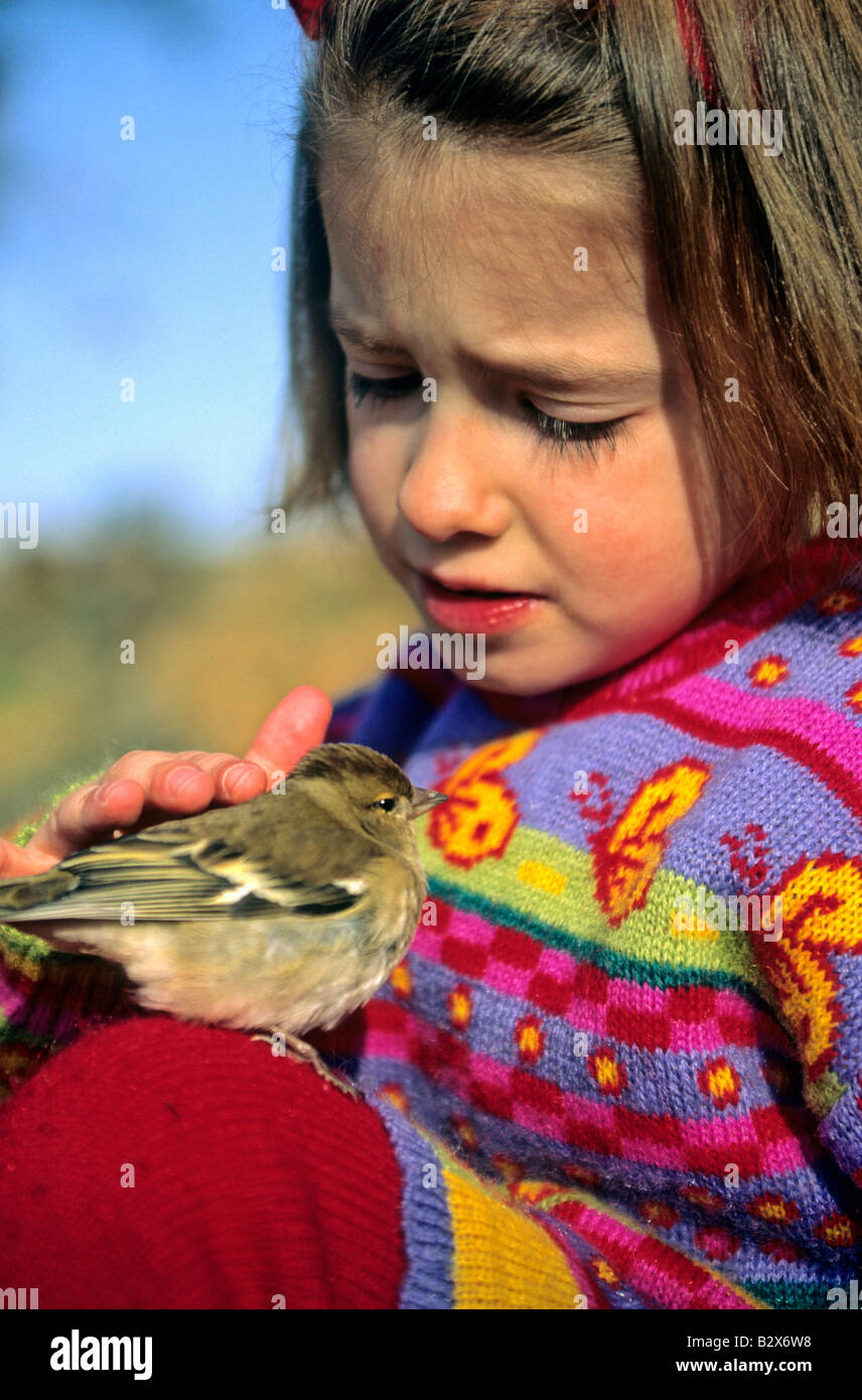 Kleines Kind mit einem Vogel Stockfoto