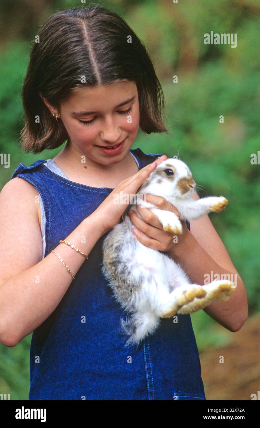Junges Mädchen Kuscheln ein Kaninchen Stockfoto