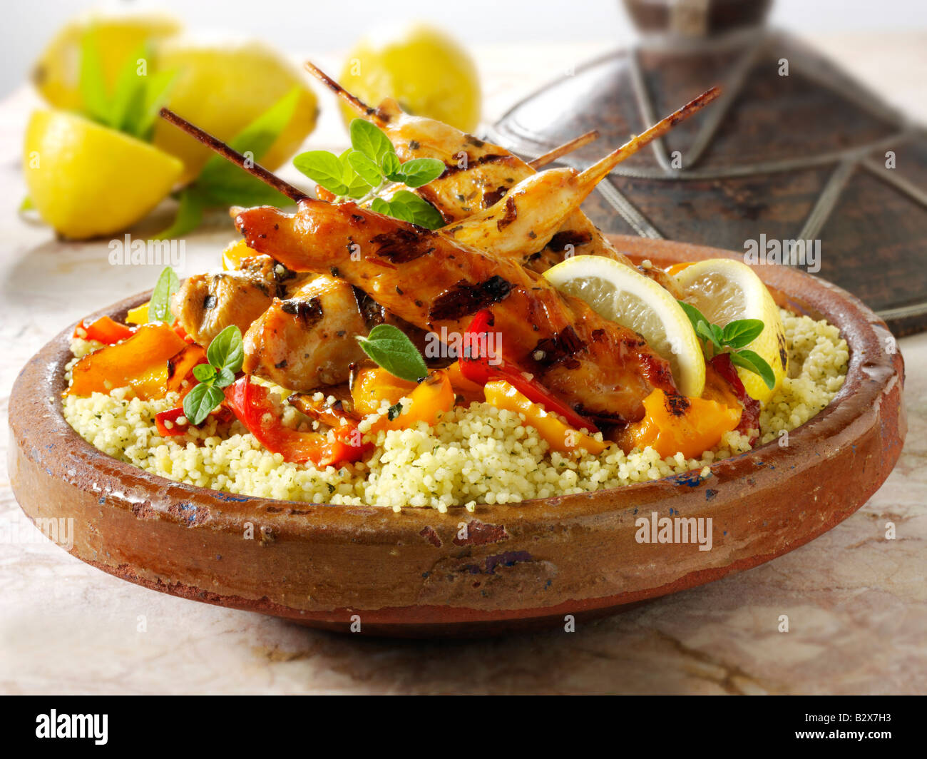 Eingelegtes Hähnchen-Spieße auf einem Bett aus Zitrone und Koriander couscous Stockfoto