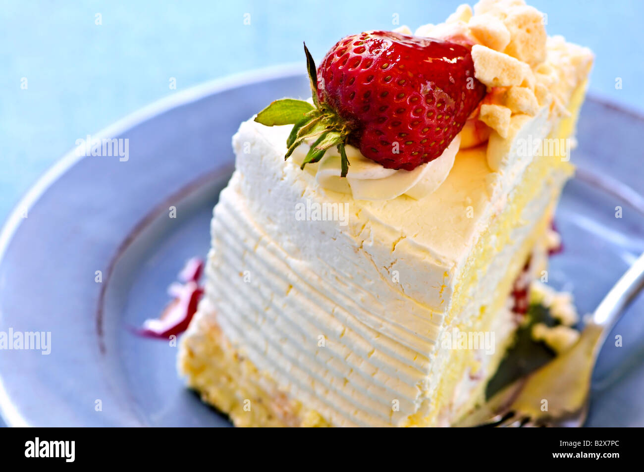 Erdbeer-Baiser Kuchen auf einem Teller Stockfoto