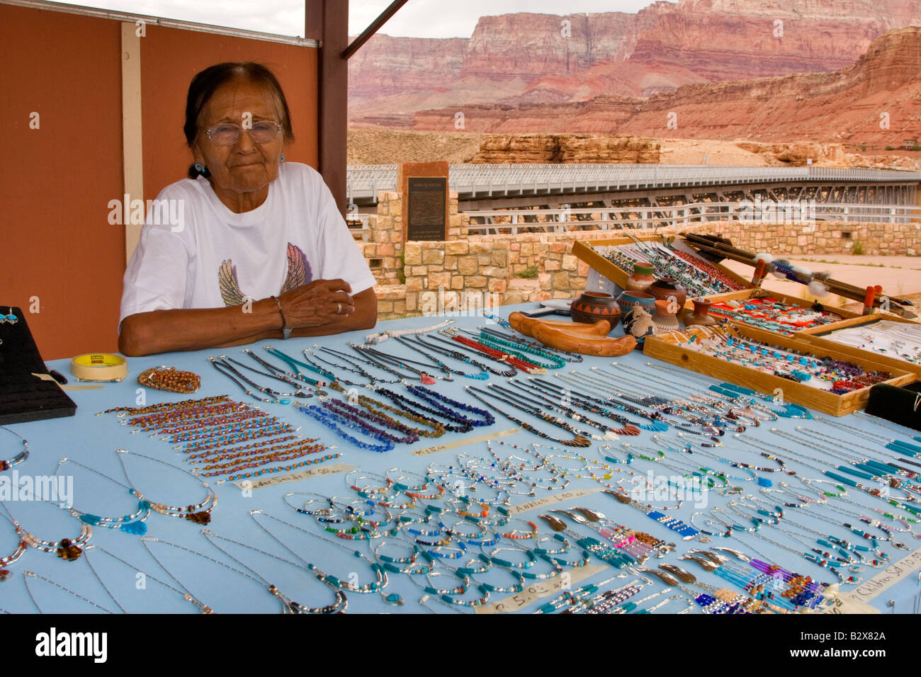 Navajo Frau mit Souvenirs in der Nähe von Vermillion Cliffs, Arizona Stockfoto