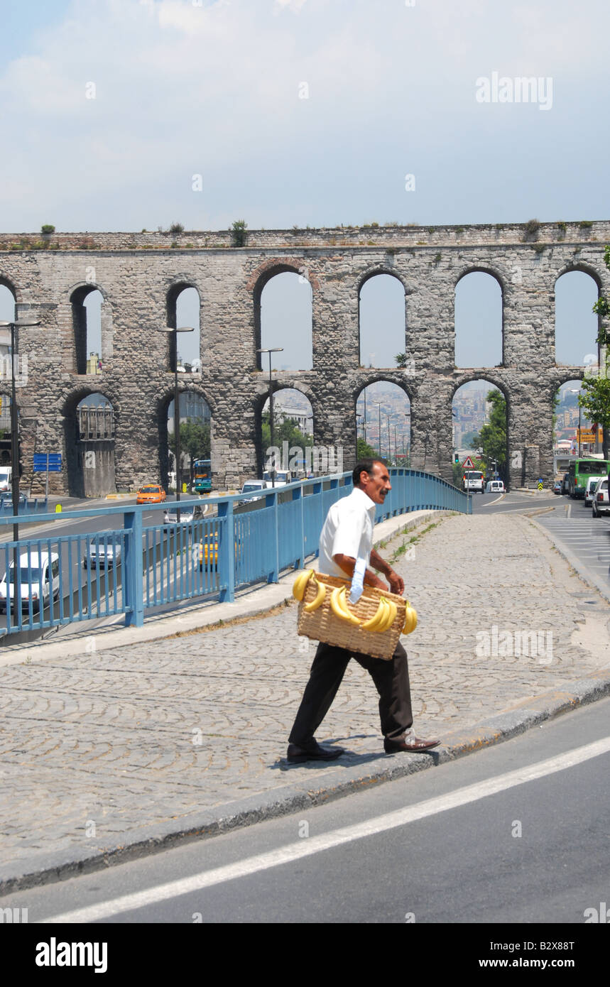 Straße Verkäufer Verkauf von Bananen aus einem Korb in Istanbul Stockfoto