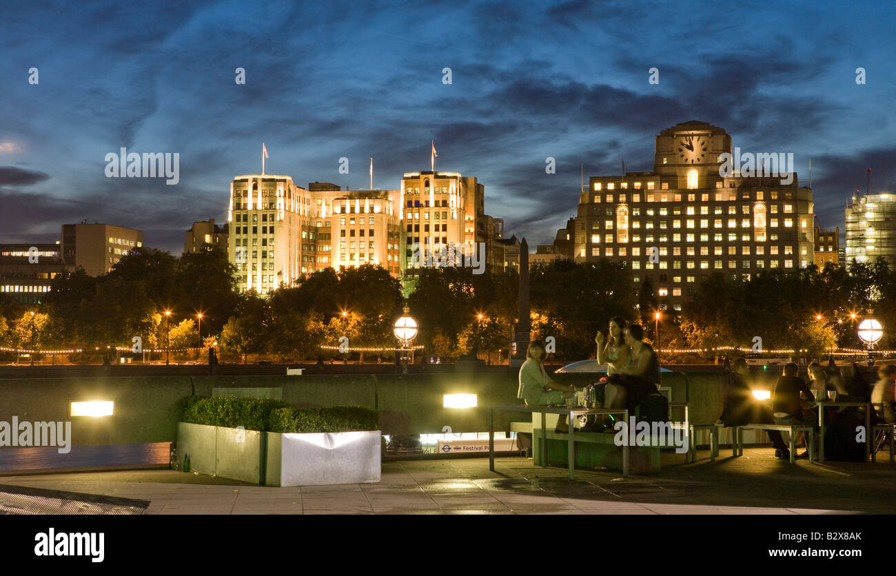Leute hängen Out am Abend auf der South Bank London UK Europe Stockfoto