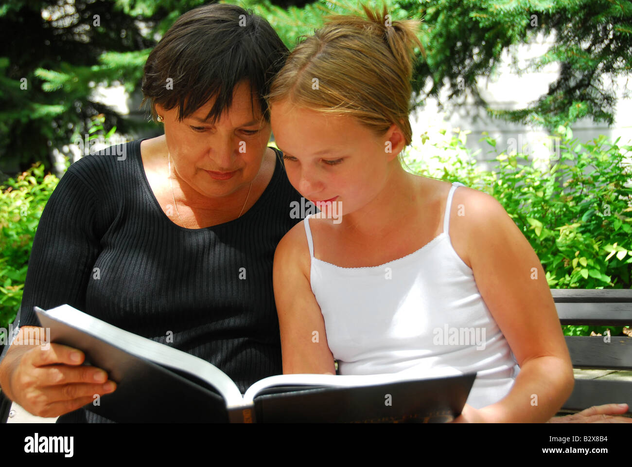 Großmutter und Enkelin, ein Buch zu lesen Stockfoto