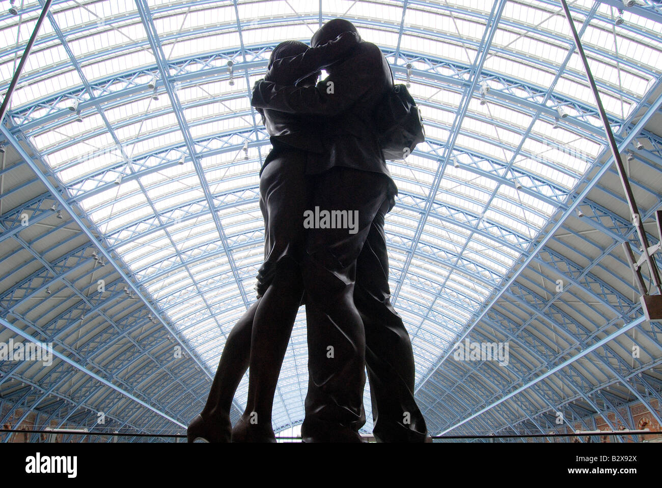 Der Treffpunkt Statue von Paul Tag, internationalen Bahnhof St. Pancras, Euston Road, Camden, London, England, Vereinigtes Königreich Stockfoto