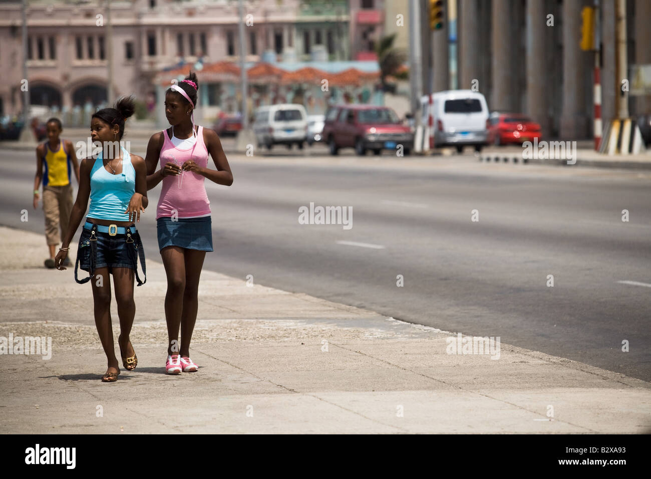 Mädchen im Teenageralter Spaziergang entlang des Malecon in Havanna, Kuba Stockfoto