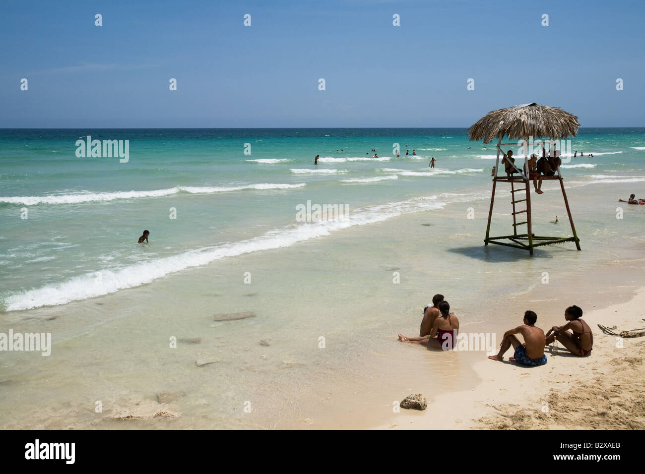Aussichtsturm und Menschen bei Tarara, Playas del Este bei Havanna, Kuba Stockfoto