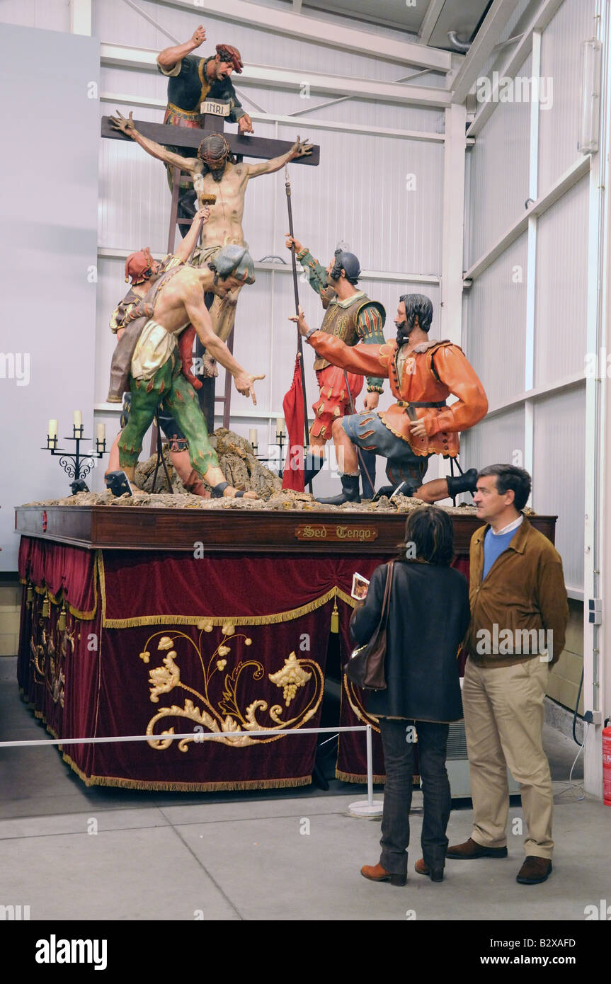 Schwimmer oder PASOS bereit für la Semana Santa Heilige Osterwoche Prozessionen in einem Geschäft In Valladolid Spanien Stockfoto