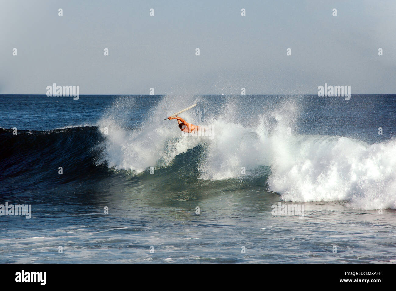 Eine Surfer fängt etwas Luft eine Welle in der Nähe von Playa El Zonte, El Salvador Stockfoto