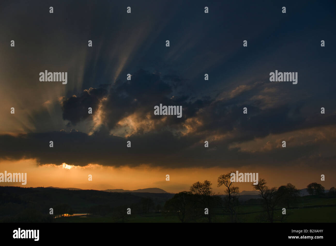 Sonnenuntergang über Esthwaite Stockfoto