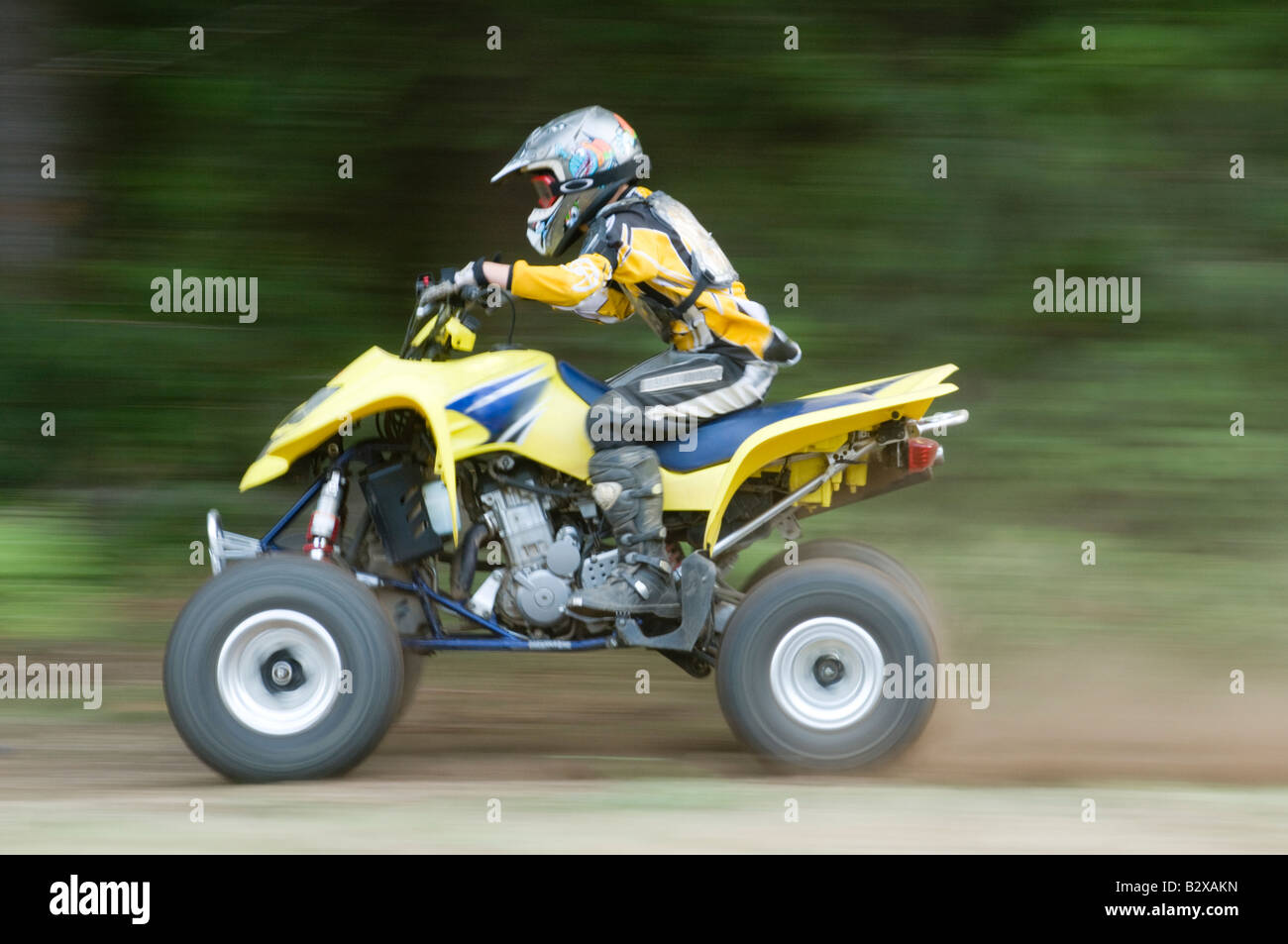 kleiner Junge Reiten eine ATV-Vierrad-Fahrzeug Stockfoto ...