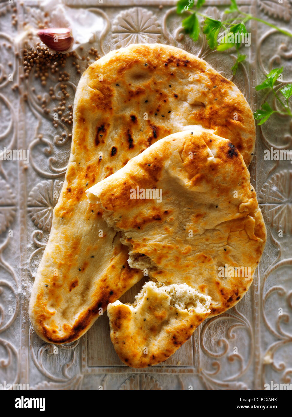 Knoblauch und Koriander Indian Naan Brot Top Shot serviert bereit Auf dem Tisch zu essen - Top Schuss von oben Stockfoto