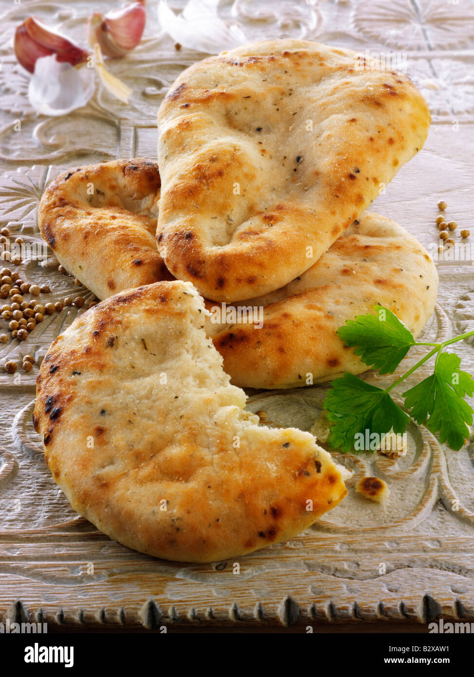 Knoblauch und Koriander Indisches Naan-Brot serviert fertig zum Essen Auf einem Tisch Stockfoto