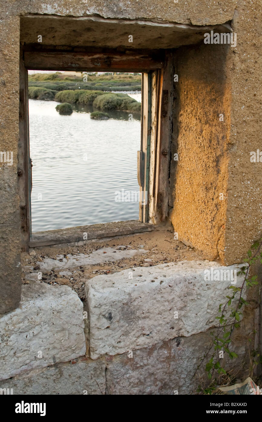 Fenster von einer traditionellen Gezeiten-Mühle in einem Seixal Sapal, Portugal. Erbaut im 16. Jahrhundert ist es jetzt in Schutt und Asche. Stockfoto