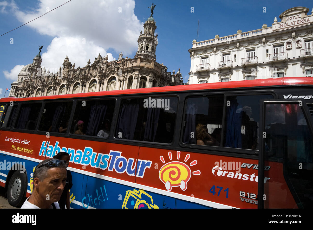 Tour-Bus warten auf Touristen auf Havannas Parque central Stockfoto