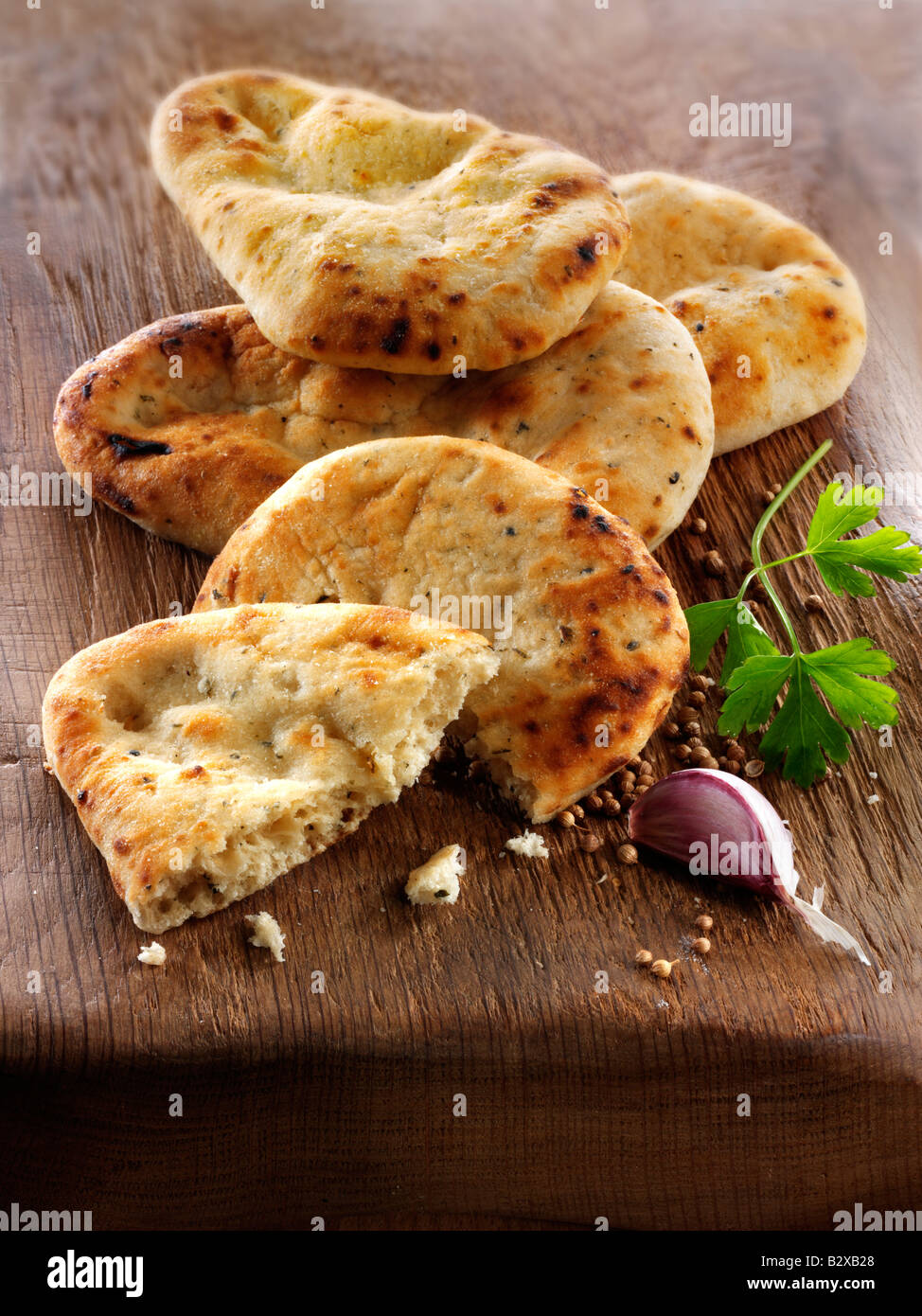 Knoblauch und Koriander Indisches Naan-Brot serviert fertig zum Essen Stockfoto