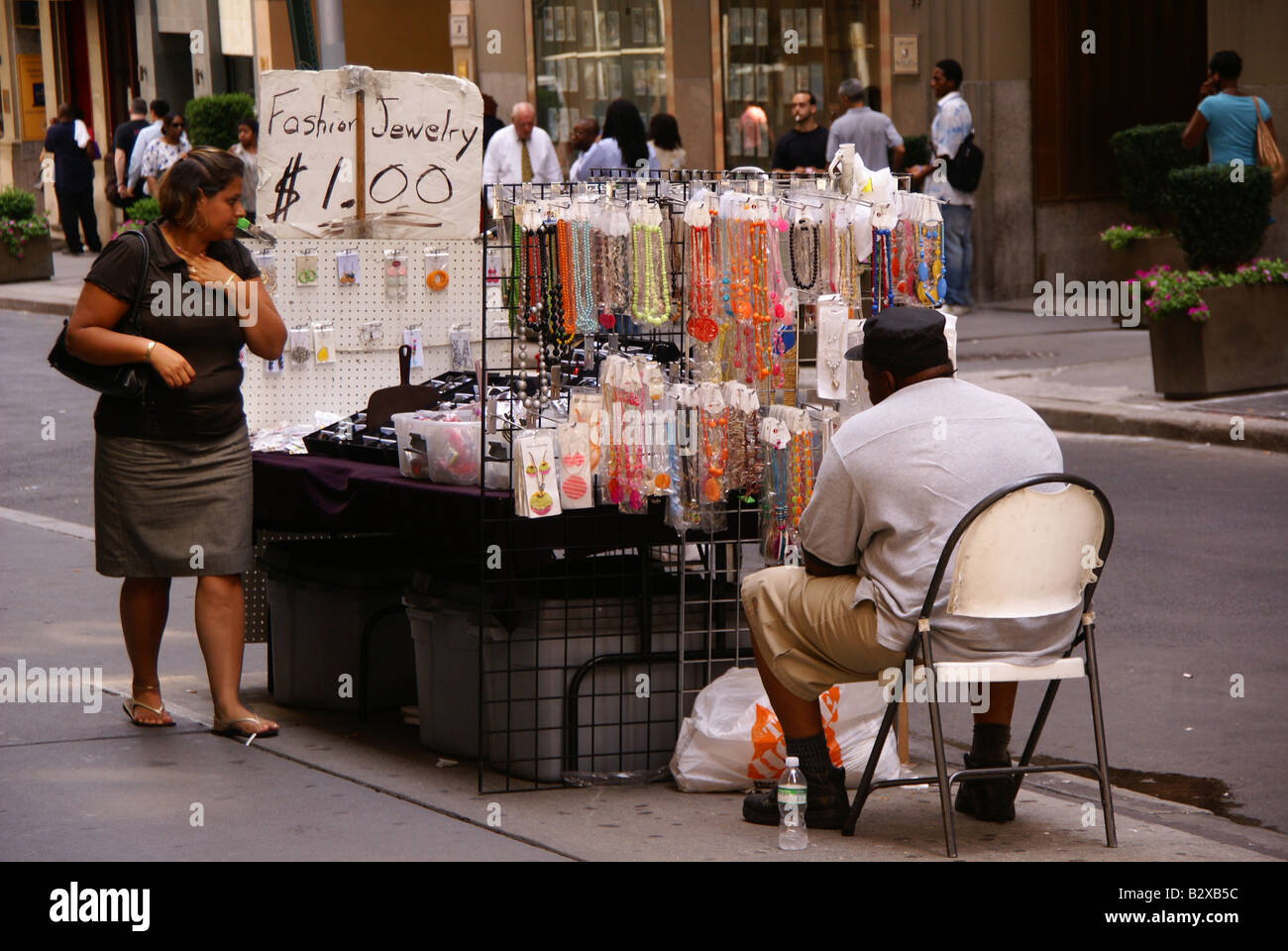 Straßenhändler verkauft Schmuck, NY Stockfoto