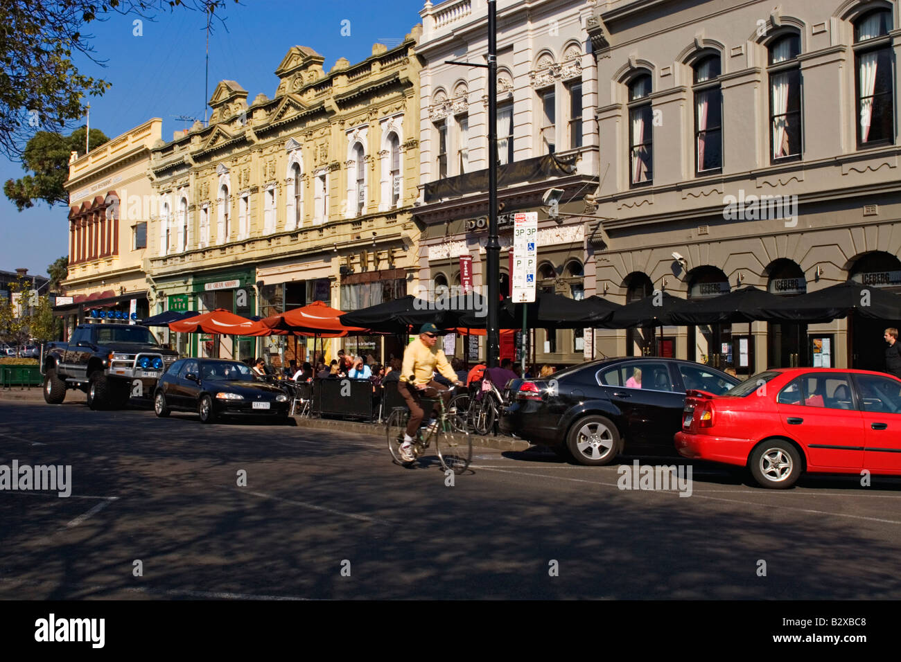 Gäste genießen die al Fresco Option in s Wiliamstown, Melbourne Victoria Australien. Stockfoto