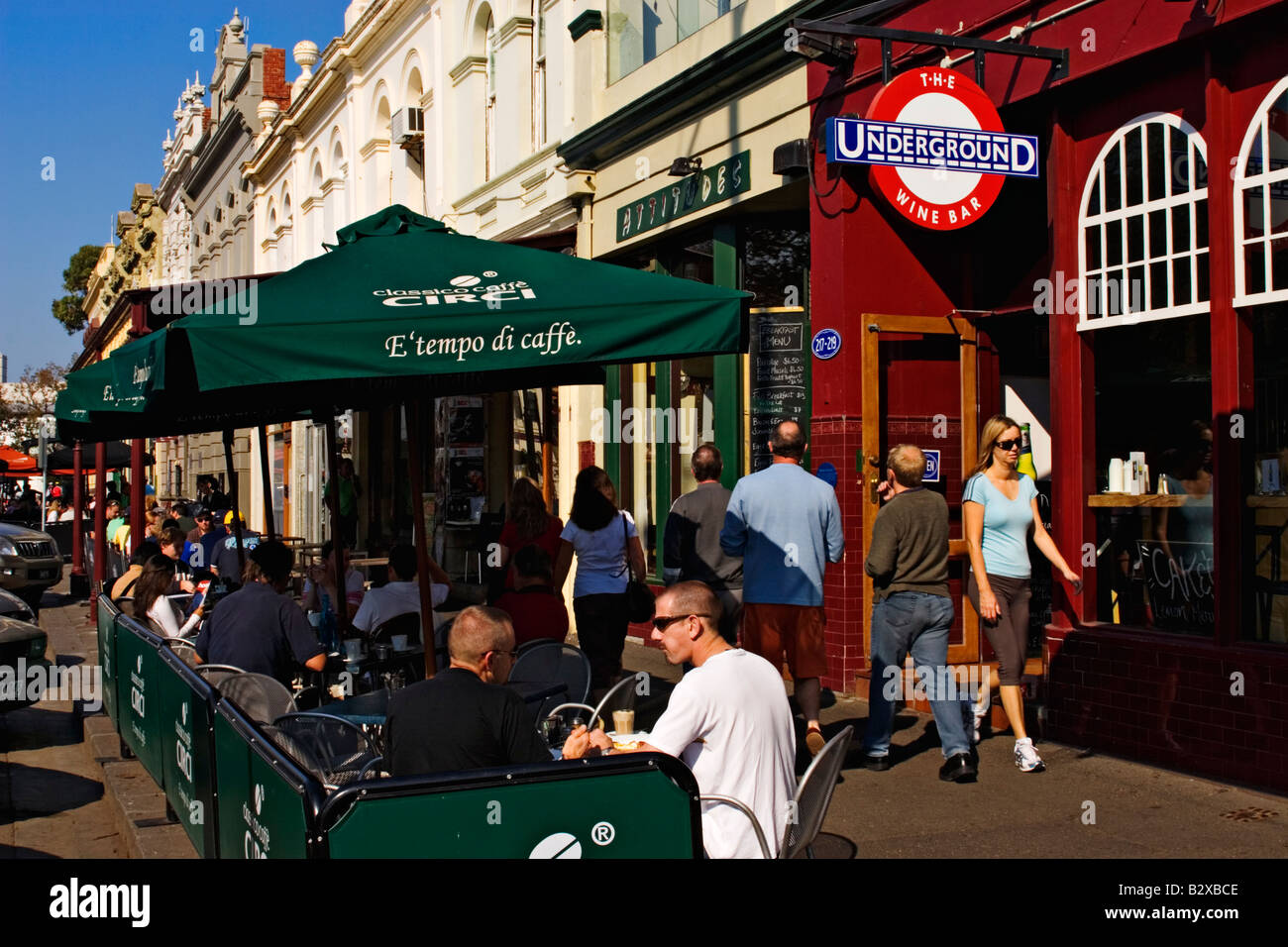 Gäste genießen die Al Fresco Option in vorstädtischen Williamstown, Melbourne Australien. Stockfoto