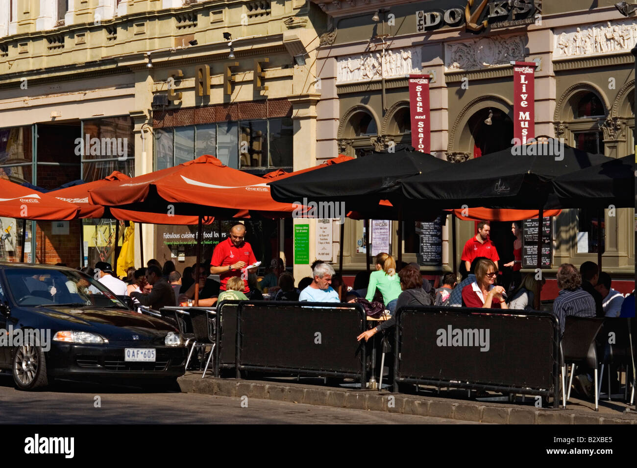 Malerischen Melbourne / Diners genießen Essen Al Fresco in einem Vorort Williamstown.Melbourne Victoria Australien. Stockfoto