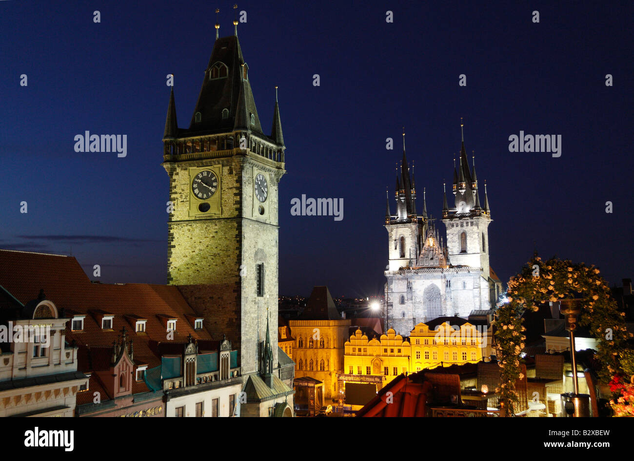 Ein späten Abend erhöhten Blick auf die beleuchtete Türme der Frauenkirche vor Tyn und das alte Rathaus in Prag Stockfoto