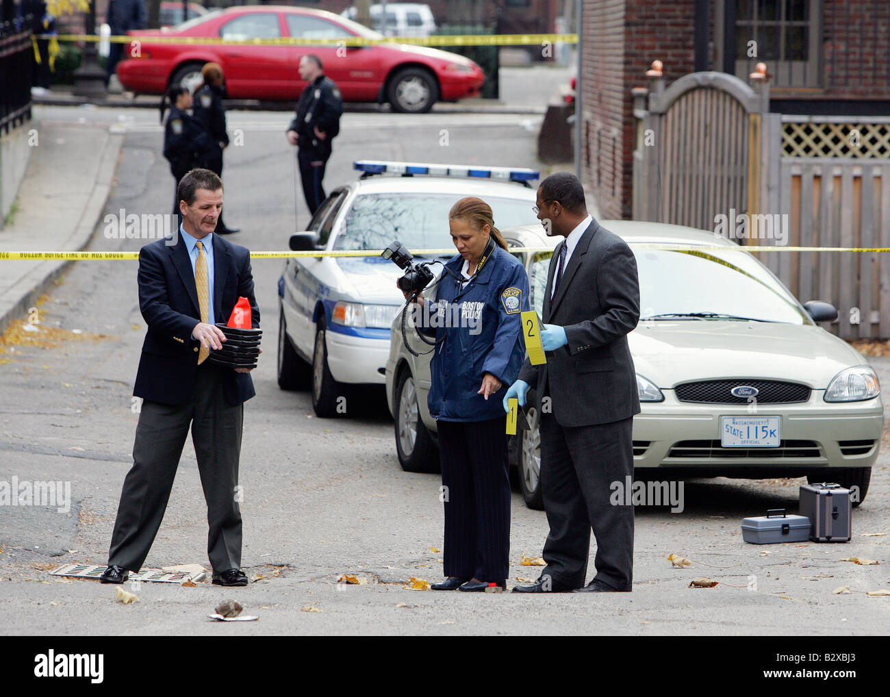 Polizei untersucht einen Mord Tatort auf einer Stadtstraße, Boston, Massahcusetts Stockfoto