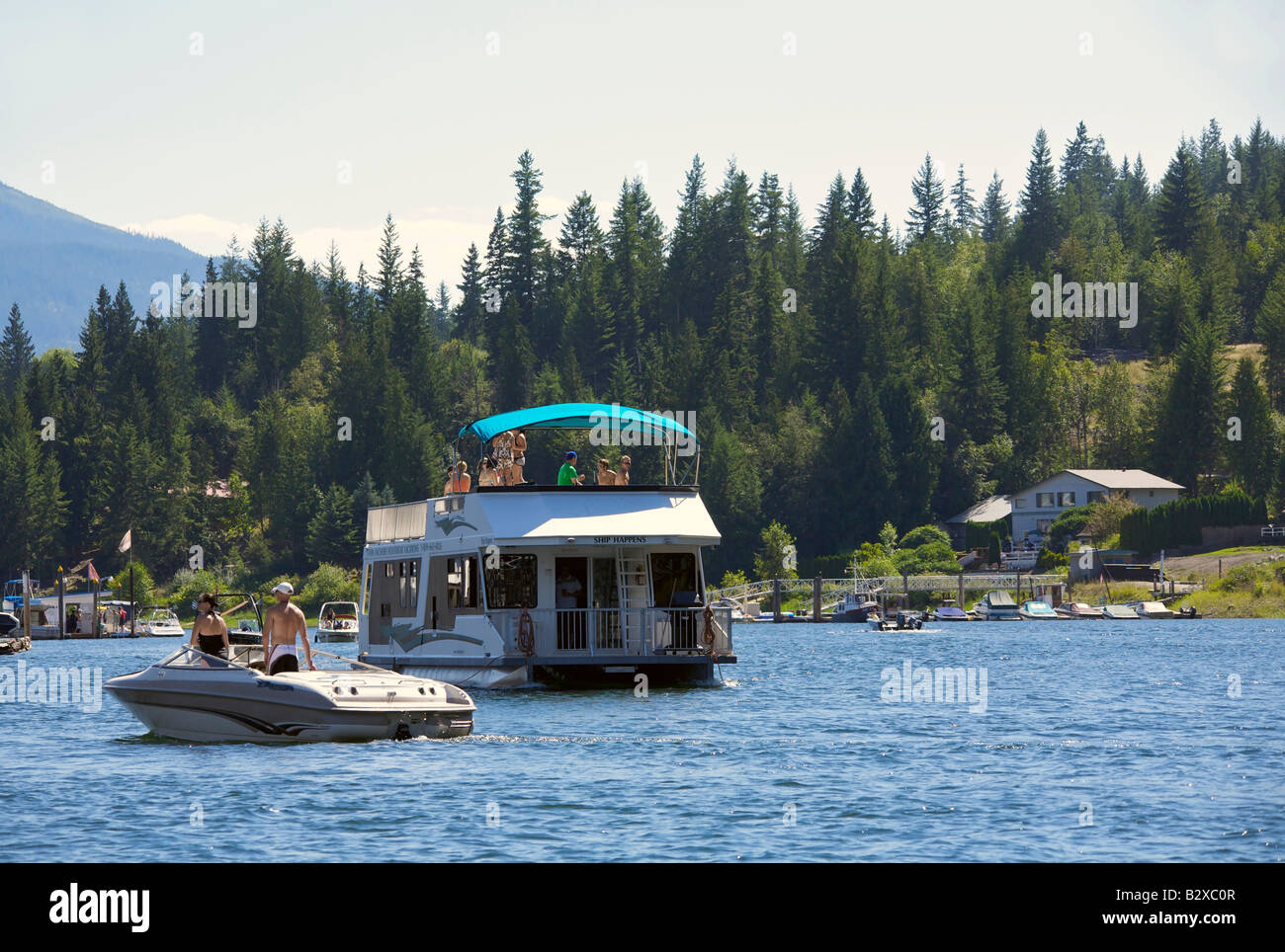 Touristen genießen Sommer am Hausboot Shuswap Lake, Britisch-Kolumbien Kanada Stockfoto